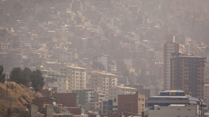 Fotografía que muestra este lunes una zona en la ciudad de La Paz (Bolivia), cubierta por una capa de humo ocasionada por los incendios. EFE/Esteban Biba
