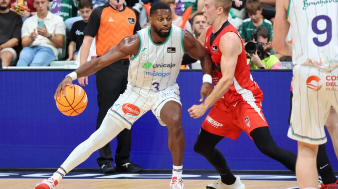 Melvin Ejim (i) de Unicaja, ante Hakanson, del UCAM Murcia, durante el segundo partido de semifinales de la Supercopa Endesa que disputaron en el Palacio de los Deportes de Murcia. EFE/Juan Carlos Caval
