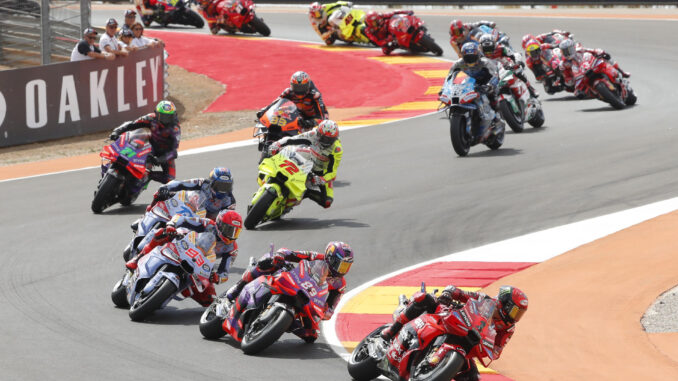 El piloto italiano de MotoGP Francesco Bagnaia (d) durante la carrera "sprint" del Gran Premio de Aragón, . EFE/Javier Cebollada
