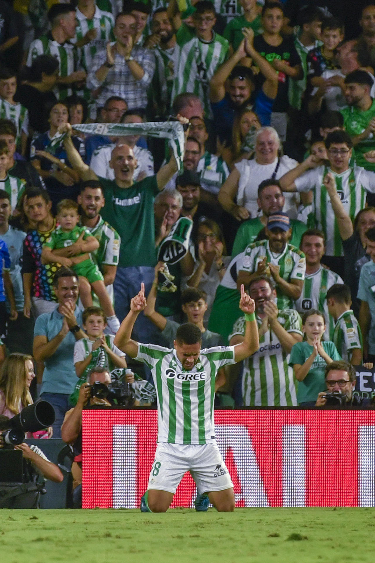 El delantero brasileño del Real Betis Vitor Roque celebra su gol durante el encuentro de la quinta jornada de LaLiga EA Sports que Real Betis y CD Leganés disputan este viernes en el estadio Benito Villamarín de Sevilla. EFE/ Raúl Caro
