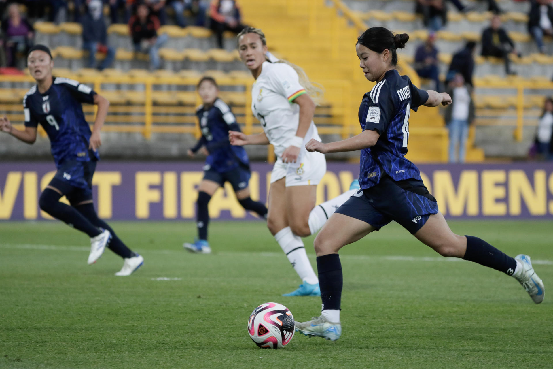 Manaka Matsukubo (d) de Japón anota un gol en un partido del grupo E de la Copa Mundial Femenina sub-20. EFE/ Carlos Ortega
