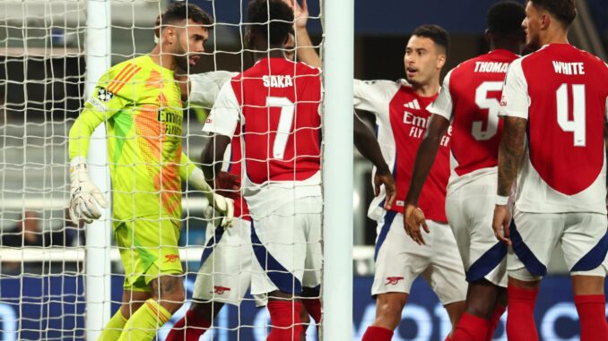 El portero español David Raya celebra la parada de un penalti durante partido de la UEFA Champions League que han jugado Atalanta BC y Arsenal FC en el Bérgamo Stadium en Bergamo, Italia. EFE/EPA/MICHELE MARAVIGLIA
