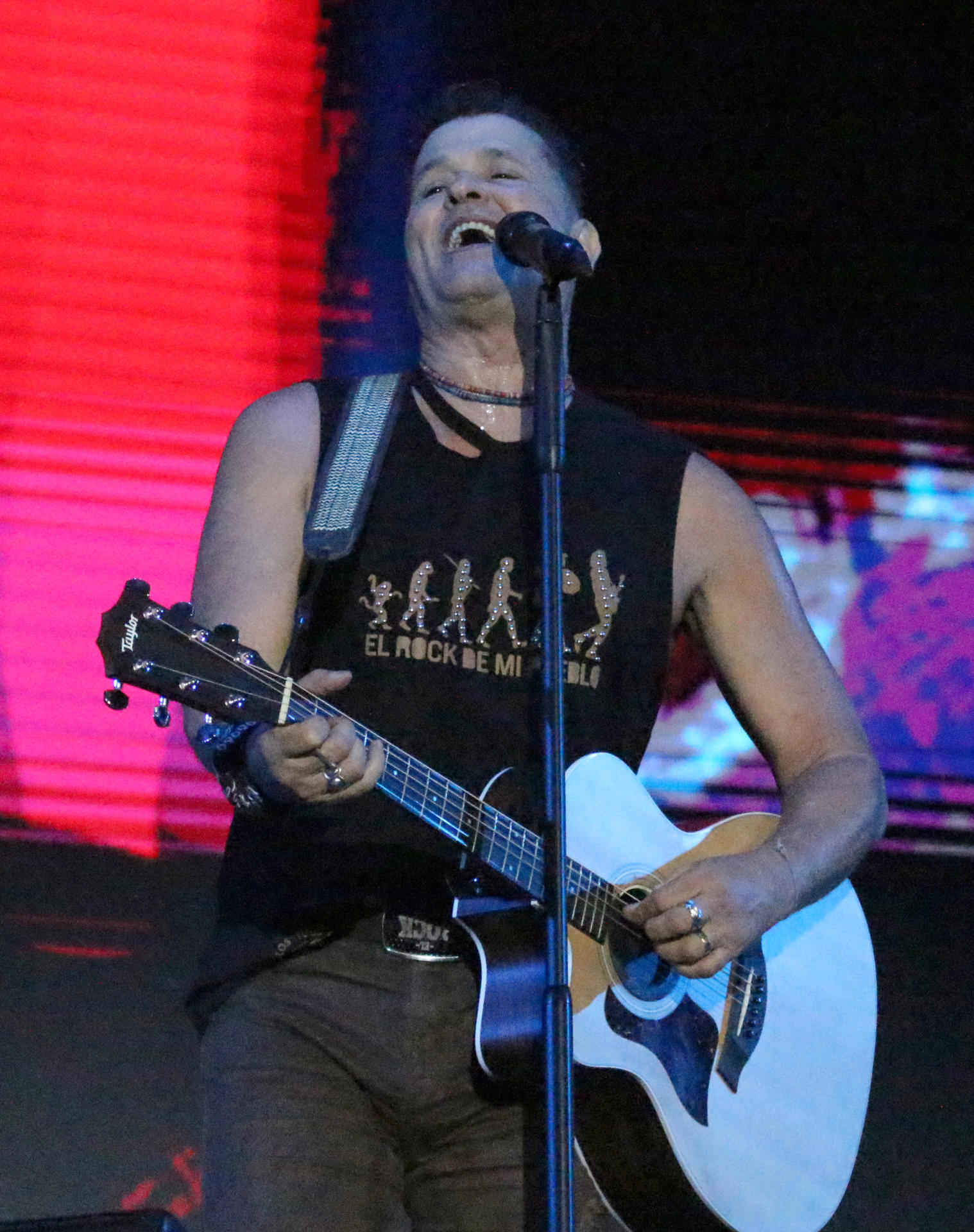 El cantante colombiano Carlos Vives participa en la décima edición del Festival de Jazz de Mompox, el pasado viernes en Mompox (Colombia). EFE/ Eva García
