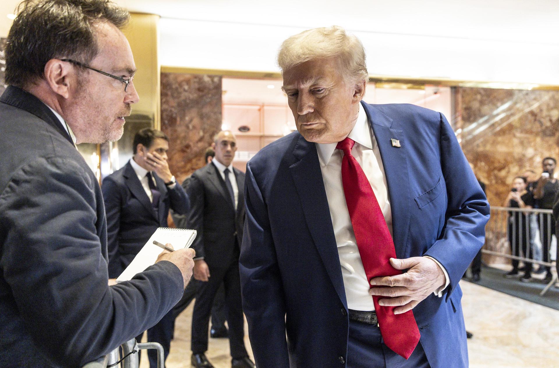 El expresidente de EE.UU., Donald J. Trump (d) atiende a un periodista en una conferencia de prensa en la Torre Trump en Nueva York(EE.UU.). EFE/EPA/JUSTIN LANE
