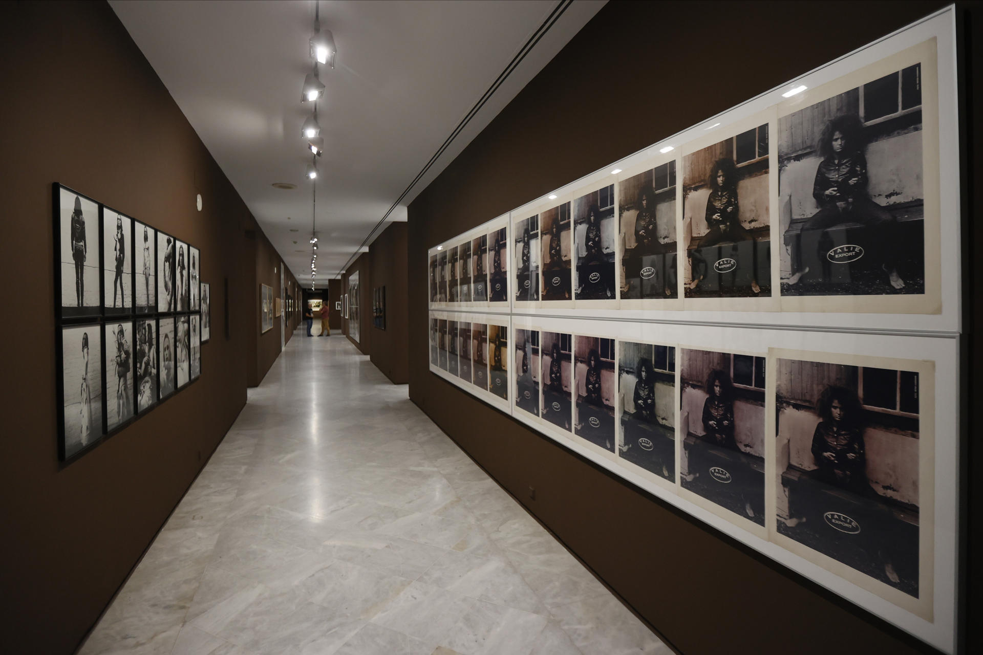 Vista de la presentación en el Centro Andaluz de Arte Contemporáneo (CAAC) de la exposición "Diversidad en la colección del CAAC. La mirada fotográfica de Alberto García-Alix", en la que el reconocido fotógrafo presenta su selección de entre las más de 1.400 obras del fondo, y "Rede social", del colectivo Opa vivará, una instalación comisariada en el CAAC por Jimena Blázquez Abascal que trae por primera vez a España la obra de estos artistas brasileños. EFE /José Manuel Vidal
