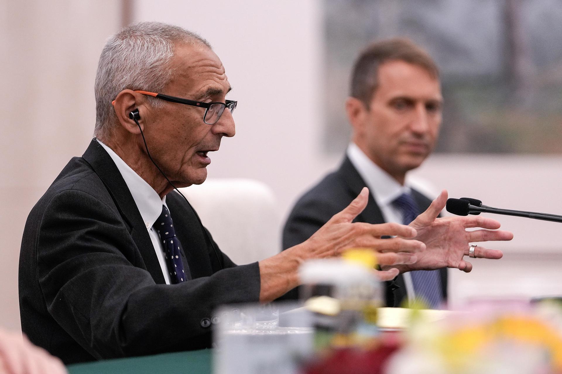 El asesor de política climática del presidente estadounidense, Joe Biden John Podesta (izda) . (Azerbaiyán) EFE/EPA/ANDY WONG / POOL
