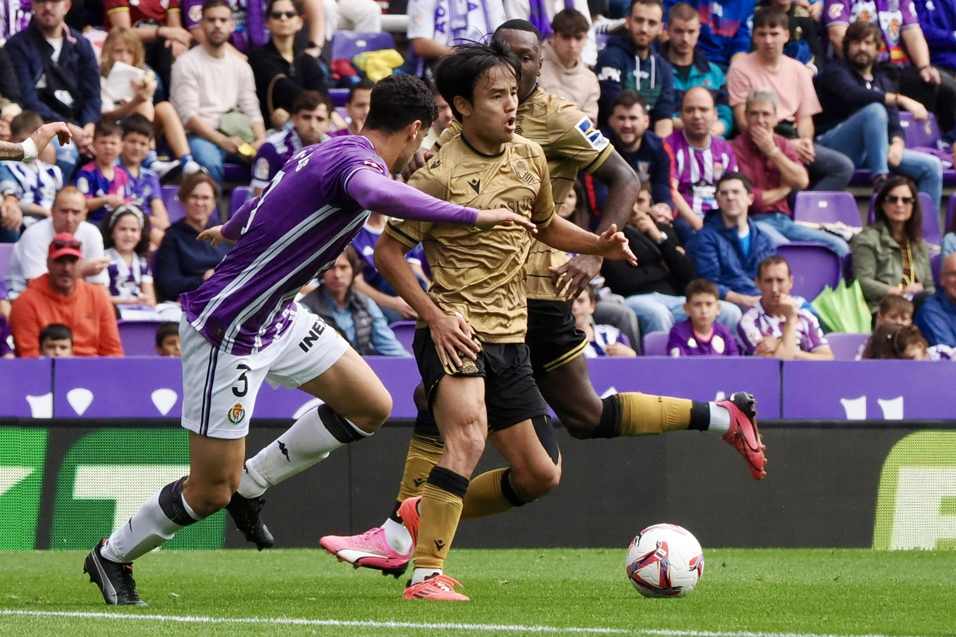 El delantero japonés de la Real Sociedad Takefusa Kubo, pelea un balón ante el defensa del Real Valladolid David Torres, este sábado durante el partido de la jornada 6 de LaLiga en el estadio José Zorrillla en Valladolid.- EFE/R. García
