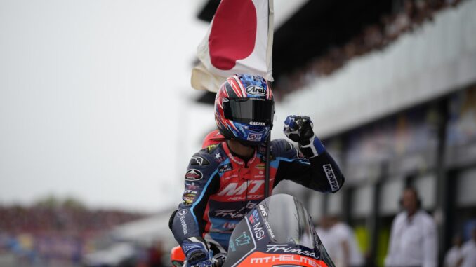 El piloto japonés Ai Ogura (MT Helmets - MSI) celebra la victoria de la Carrera de Moto2 del Gran Premio de Motociclismo de San Marino. EFE/EPA/DANILO DI GIOVANNI
