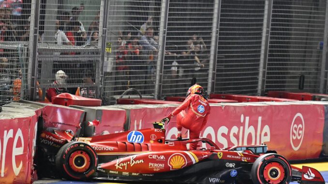 El piloto español Carlos Sainz Jr, de la escudería Ferrari, sale de su coche accidentado durante la calficación del Gran premio de Singapur en el circuito Marina Bay StreetEFE/EPA/MOHD RASFAN / POOL
