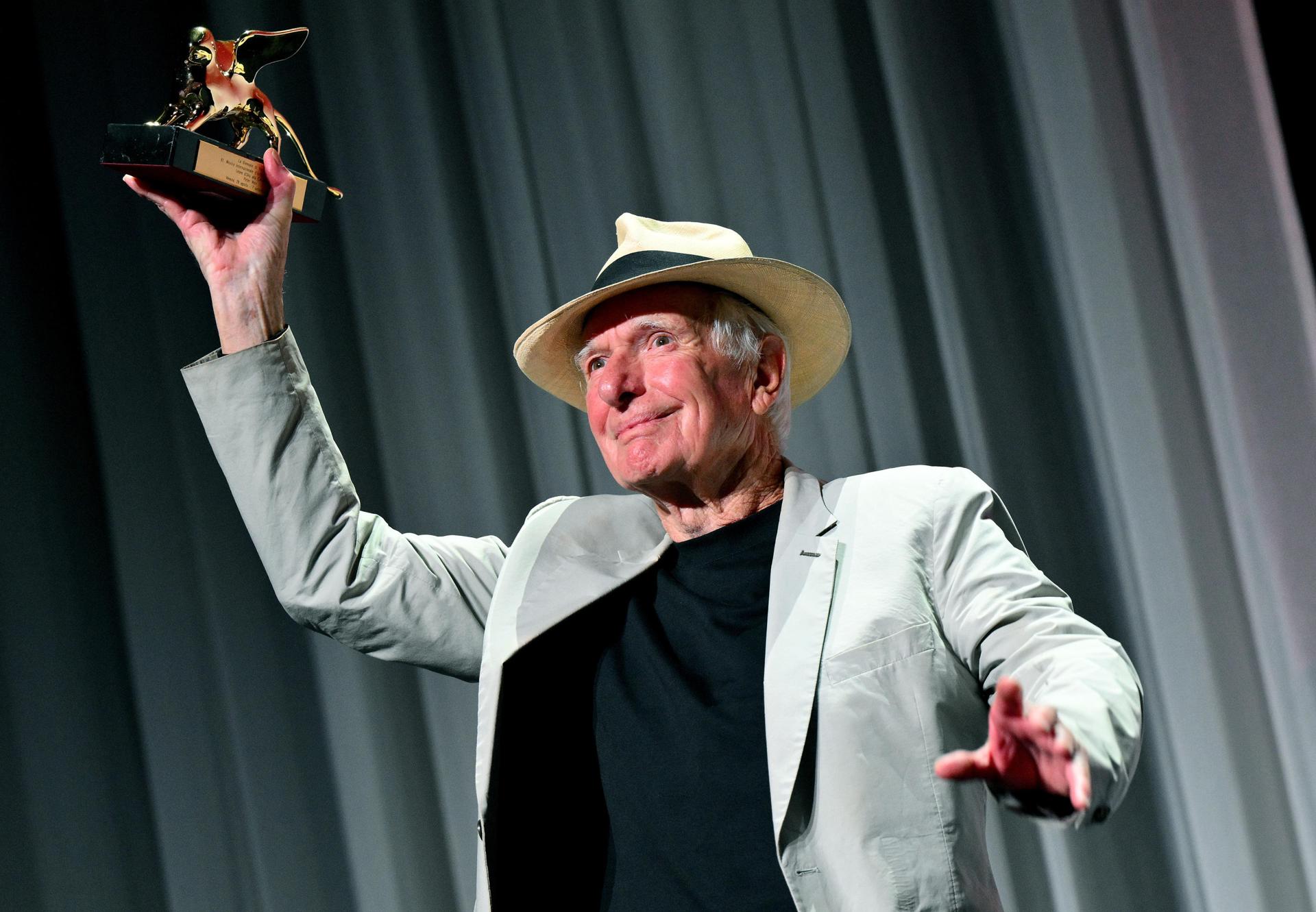 El director australiano Peter Weir posa después de recibir el León de Oro a la trayectoria antes de la proyección de su película 'Master and Commander' durante el Festival Internacional de Cine de Venecia, en Venecia, Italia, el 2 de septiembre de 2024. La 81ª edición del Festival de Cine de Venecia se celebrará del 28 de agosto al 7 de septiembre de 2024. (Cine, Italia, Niza, Venecia) EFE/EPA/ETTORE FERRARI
