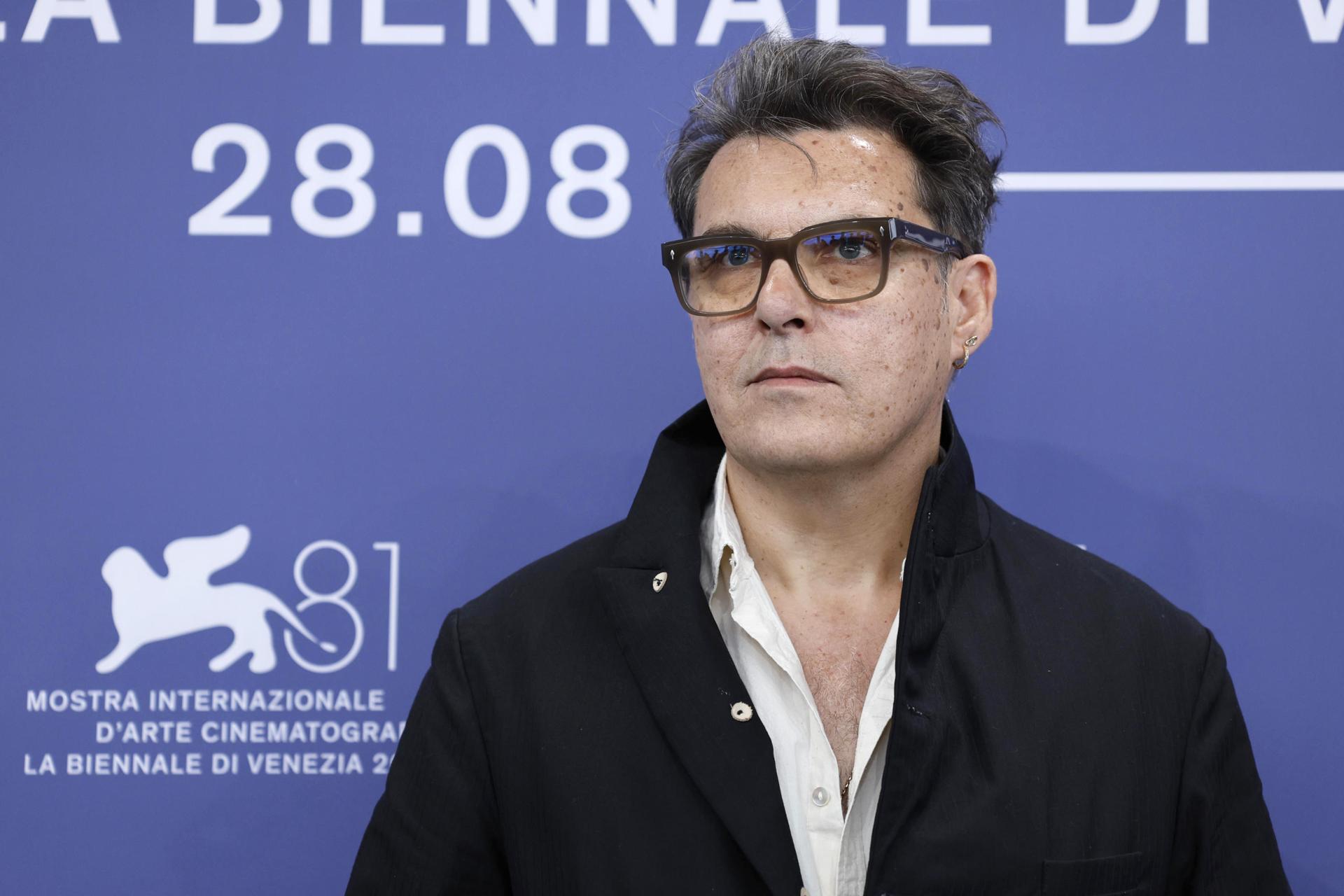 El director británico Joe Wright posa en una sesión fotográfica de 'M - Il figlio del secolo' (M: Hijo del siglo) en el 81 ° Festival Internacional de Cine de Venecia, en Venecia, Italia, el 5 de septiembre de 2024. La película se presenta fuera de competición en el festival que se celebra del 28 de agosto al 7 de septiembre de 2024. (Cine, Italia, Niza, Venecia) EFE/EPA/FABIO FRUSTAC
