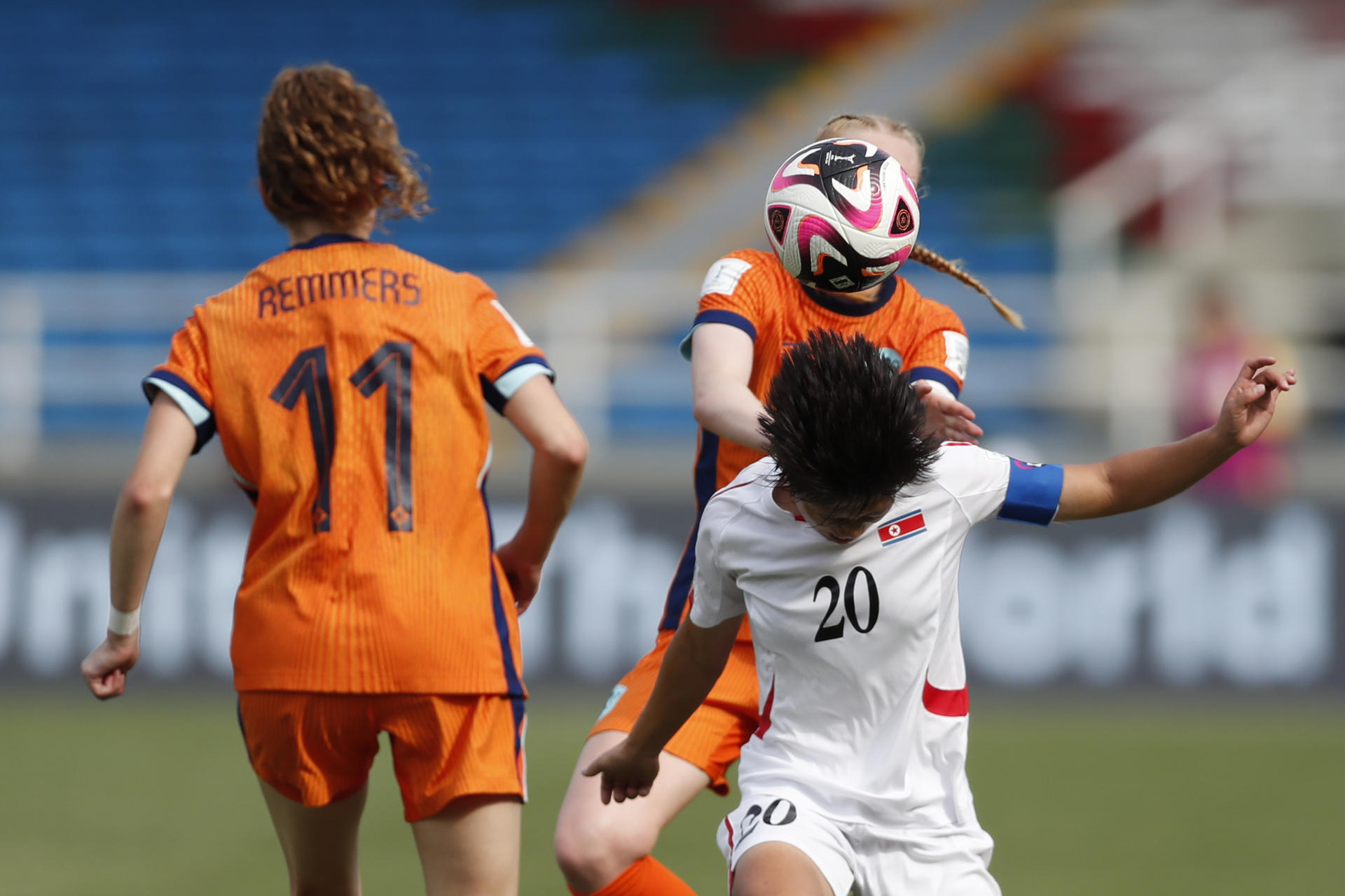 Emma Eliza Frijns (atrás) de Países Bajos disputa un balón con Un-Yong Chae de Corea del Norte este domingo, en un partido del grupo F de la Copa Mundial Femenina sub-20. EFE/ Ernesto Guzmán
