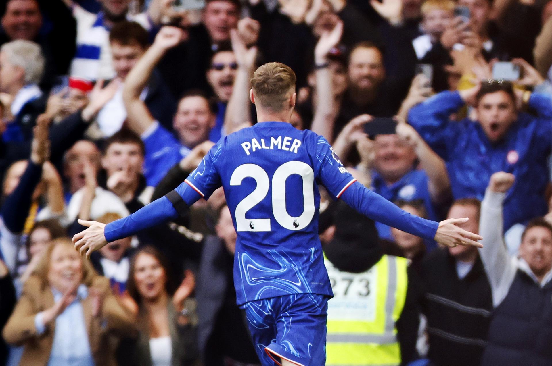 El jugador del Chelsea Cole Palmer (c) celebra uno de sus cuatro goles durante el partido de la Premier League sque han jugado Chelsea FC y Brigh
