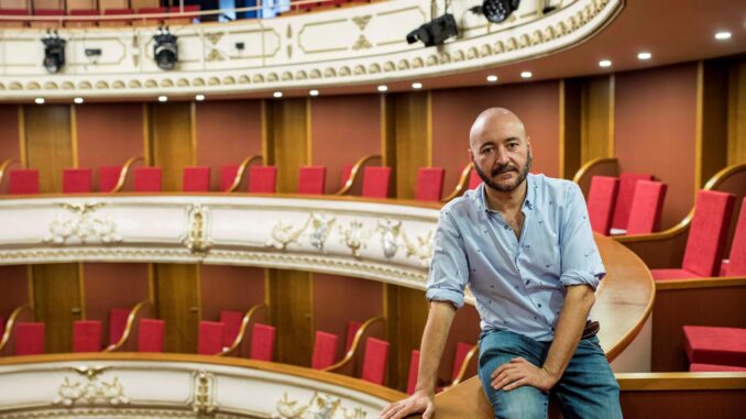 Fotografía de archivo del 25 de octubre de 2020 del escritor Josep Maria Miró, posando en el teatro de Des Born de Ciutadella, en Menorca, (España). EFE/ David Arquimbau Sintes
