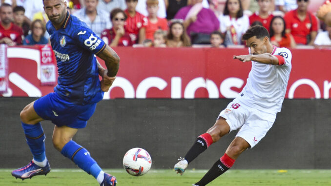 El defensa del Sevilla Jesús Navas (d) marca el 1-0 durante el encuentro de LaLiga entre Sevilla FC y Getafe CF, este sábado en el estadio Ramón Sánchez-Pizjuán de Sevilla. EFE/ Raúl Caro
