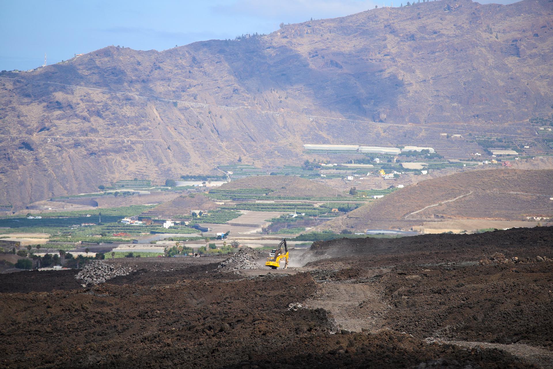 Imagen de la reconstrucción de caminos y accesos a viviendas sobre las coladas del volcán Tajogaite, de cuya erupción se cumplen tres años este jueves. EFE / Luis G Morera.
