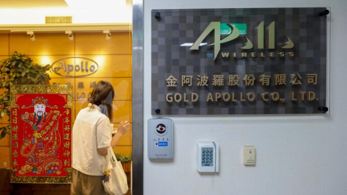 Un empleado camina dentro de la oficina de la empresa taiwanesa 'Gold Apollo' en la ciudad de Nuevo Taipei, Taiwán, el 18 de septiembre de 2024. EFE/EPA/RITCHIE B. TONGO
