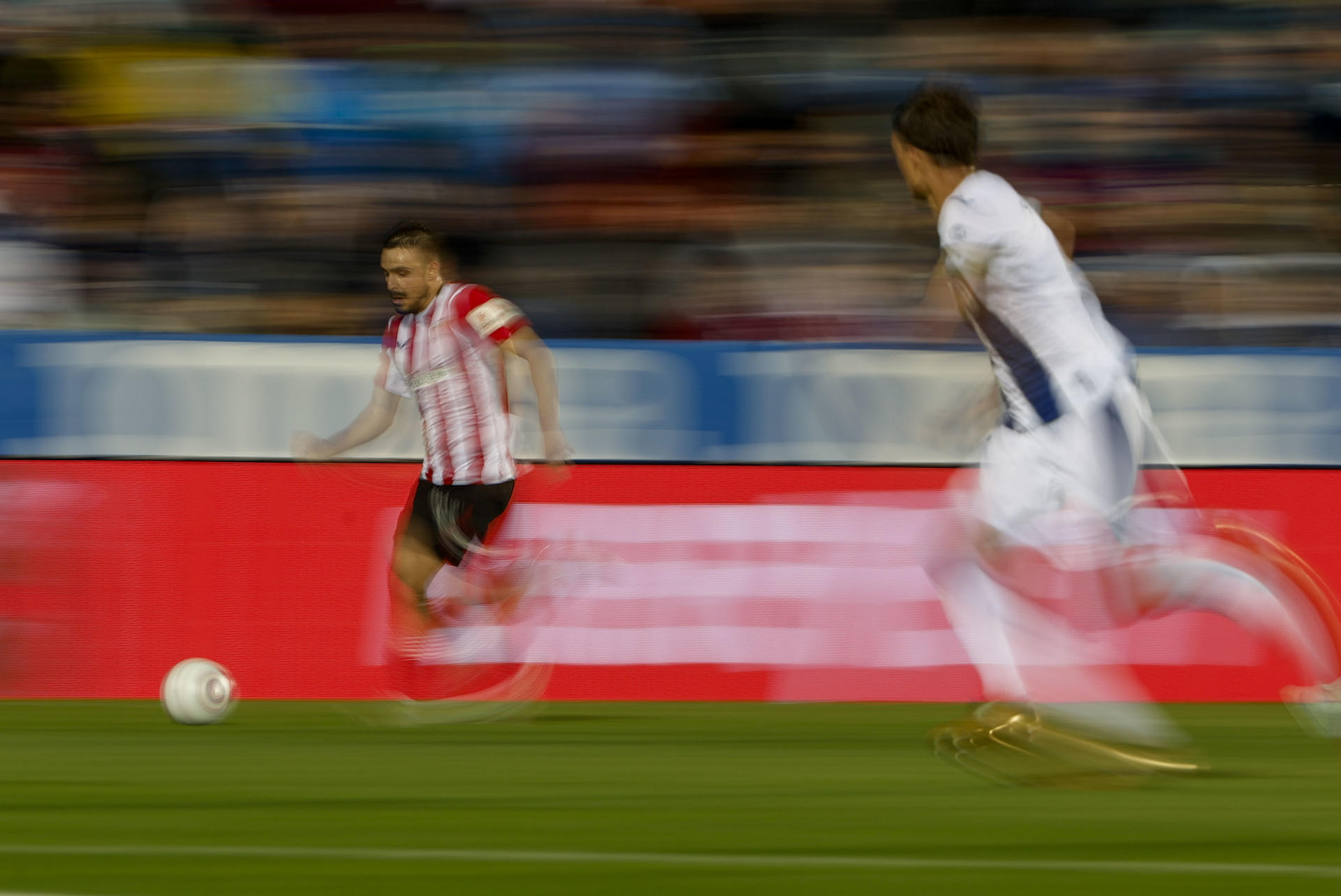 El defensa del Athletic Club, Gorosabel, conduce el balón durante el partido de la jornada 7 de LaLiga EA Sports que disputaron Leganés y el Athletic Club en el estadio Butarque de Leganés. EFE/ Sergio Perez.
