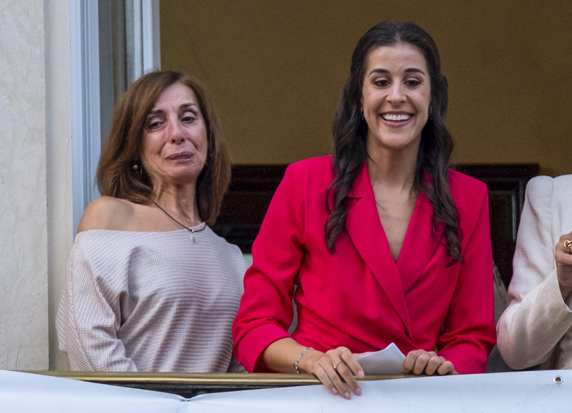 La deportista onubense Carolina Marín acompañada por su madre, Toñi, durante el homenaje que ha recibido en el ayuntamiento de Huelva. EFE/ Julián Pérez.
