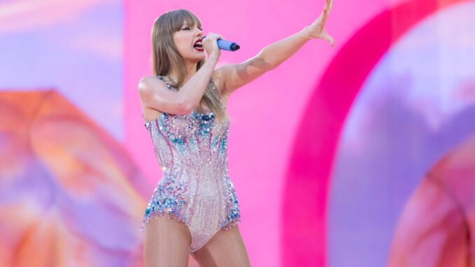 Fotografía de archivo de la cantautora estadounidense Taylor Swift durante su concierto, como parte de su 'The Eras Tour', en el estadio San Siro de Milán, Italia, el 13 de julio de 2024. EFE/EPA/Matteo Bazzi
