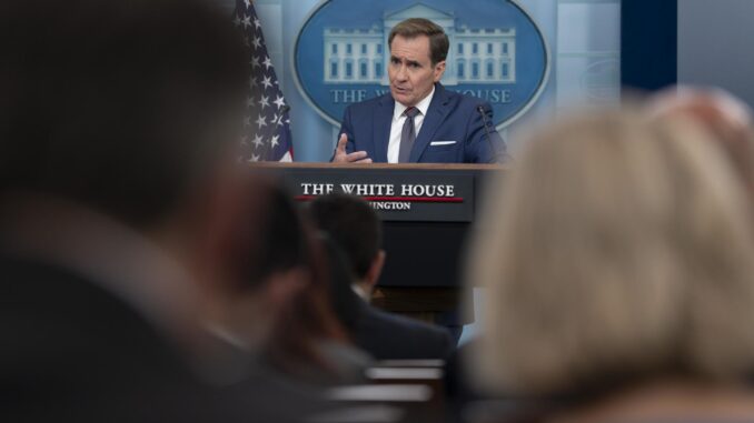 El asesor de comunicaciones de seguridad nacional de la Casa Blanca, John Kirby. EFE/CHRIS KLEPONIS
