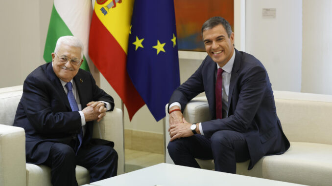 El presidente del Gobierno, Pedro Sánchez, durante la reunión mantenida con el presidente palestino Mahmud Abás (i), este jueves en el Palacio de la Moncloa. EFE/Javier Lizón
