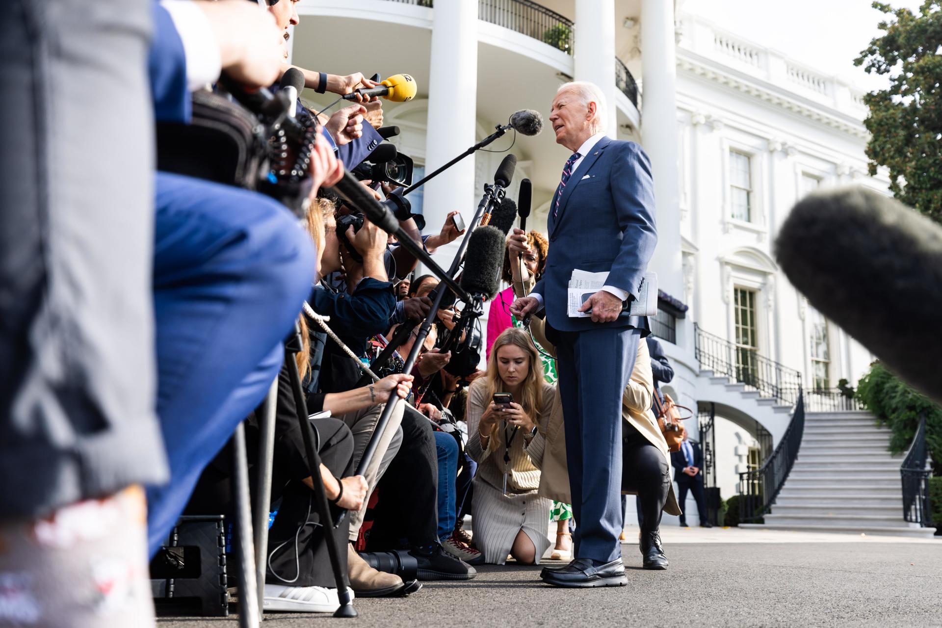 El presidente de Estados Unidos, Joe Biden, habla brevemente con los medios antes de partir de la Casa Blanca para un viaje de un día a Wilmington, luego a Filadelfia, en Washington, DC, EE. UU., el 16 de septiembre de 2024. EFE/EPA/Jim Lo Scalzo / POOL
