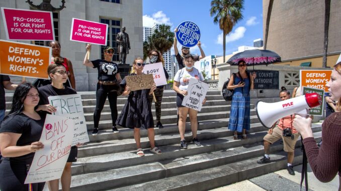 Fotografía de archivo de manifestantes a favor del aborto en Miami (EE.UU.). EFE/EPA/CRISTOBAL HERRERA-ULASHKEVICH
