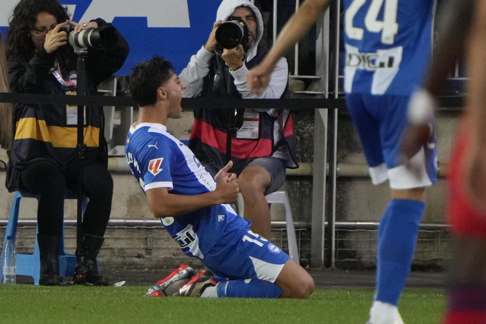 El delantero del Alavés Carlos Martín Domínguez celebra tras anotar un gol, durante el partido de la jornada 6 de LaLiga EA Sports, entre el Deportivo Alavés y el Sevilla FC que se disputa este viernes, en el estadio de Mendizorrotza de Vitoria-Gasteiz. EFE/ Adrián Ruiz Hierro
