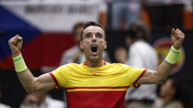 El jugador de la selección nacional de España, Roberto Bautista, celebra su victoria ante el jugador de la República Checa, Jiri Lehecka, en la segunda jornada del Grupo B de las Finales de la Copa Davis. EFE/Kai Foersterling
