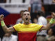 El jugador de la selección nacional de España, Roberto Bautista, celebra su victoria ante el jugador de la República Checa, Jiri Lehecka, en la segunda jornada del Grupo B de las Finales de la Copa Davis. EFE/Kai Foersterling