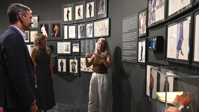 El presidente del Gobierno, Pedro Sánchez, visitando la exposición 'Pedrodel Hierro. Del maestro a la marca'. EFE/Pool Moncloa/Borja Puig de la Bellacasa
