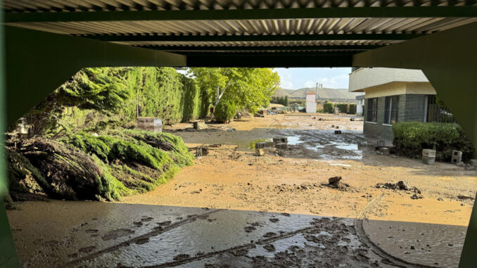 Vista general de la localidad de Hellín este miércoles. Una fuerte tromba de agua, que descargó sobre las 22.00 horas de ayer martes en Hellín (Albacete), obligó a los bomberos de la Diputación a rescatar a seis vecinos que habían quedado atrapados en tres vehículos y en el interior de una vivienda, en todos los casos en zonas de rambla. EFE/ Miguel Andújar
