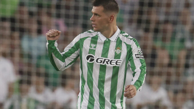 El centrocampista argentino del Betis, Giovani Lo Celso, celebra el segundo gol del equipo andaluz durante el encuentro correspondiente a la tercera jornada de LaLiga que disputaron Betis y Getafe en el estadio Benito Villamarín de Sevilla. EFE/ José Manuel Vidal
