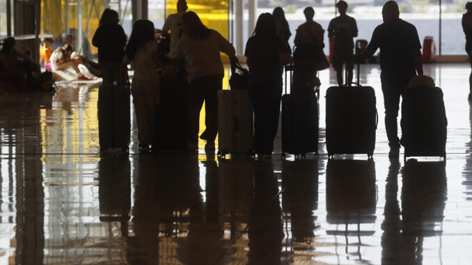 Imagen de archivo de viajeros en el Aeropuerto de Barajas de Madrid. EFE/ Fernando Alvarado
