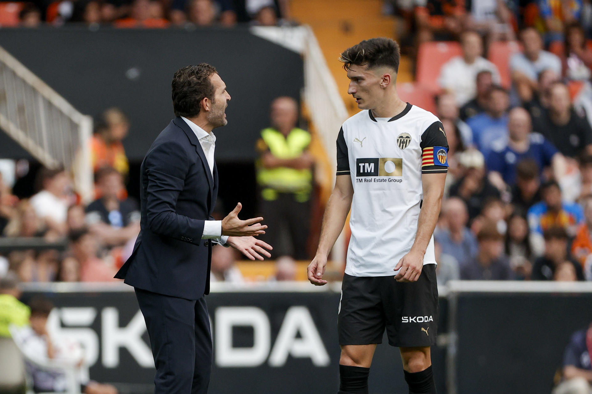 El técnico del Valencia, Rubén Baraja (i), conversa con su jugador, Pepelu, durante el encuentro correspondiente a la sexta jornada de Laliga EA Sports en el estadio de Mestalla, en Valencia. EFE / Manuel Bruque.
