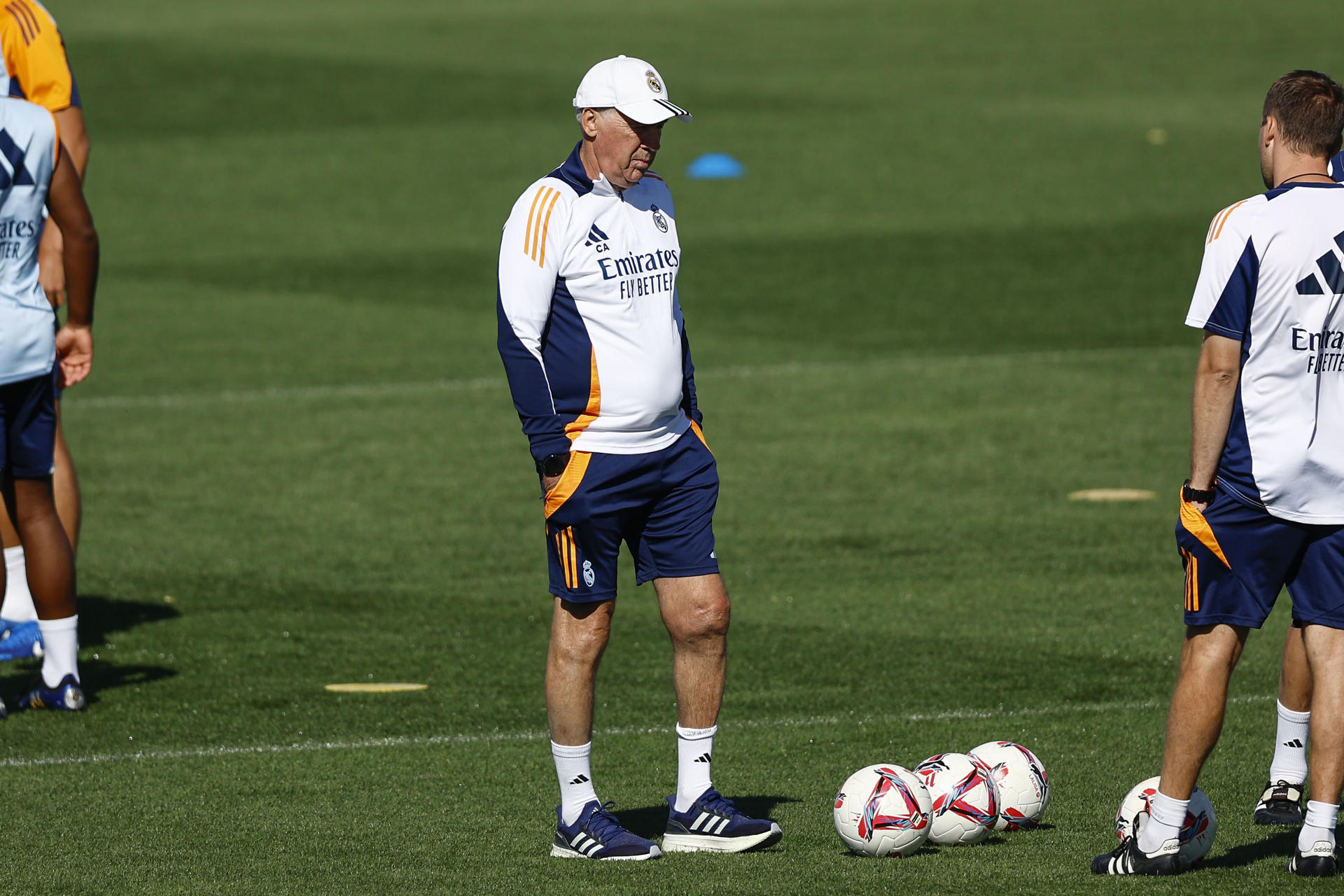 El entrenador del Real Madrid Carlo Ancelotti durante el entrenamiento realizado este viernes en la Ciudad Deportiva de Valdebebas para preparar el partido de la 5ª jornada de Liga que el equipo disputa mañana ante la Real Sociedad en Anoeta. EFE/Rodrigo Jiménez
