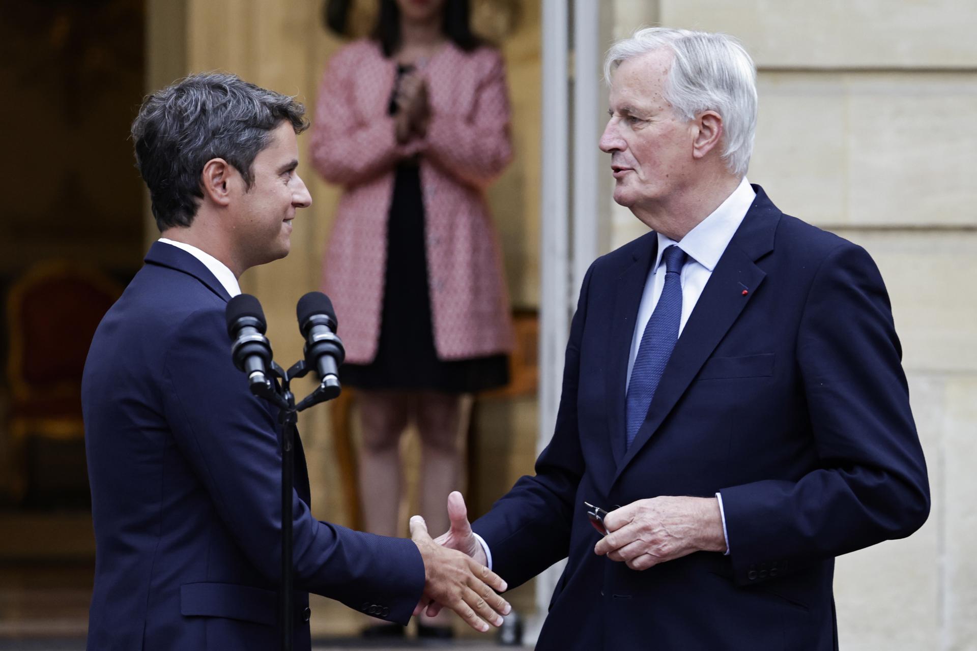 El recién nombrado primer ministro de Francia, Michel Barnier (derecha), estrecha la mano del primer ministro saliente, Gabriel Attal, durante la ceremonia de entrega en el Hotel Matignon en París, Francia, el 5 de septiembre de 2024. El presidente francés, Emmanuel Macron, nombró el 5 de septiembre al ex comisario europeo y negociador del Brexit, Michel Barnier, como nuevo primer ministro de Francia, 60 días después de la segunda vuelta de las elecciones legislativas que dieron como resultado una Asamblea Nacional sin mayoría. (Elecciones, Francia) EFE/EPA/STEPHANE DE SAKUTIN / POOL MAXPPP FUERA
