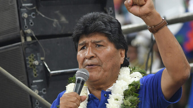 Fotografía de archivo del 3 de septiembre de 2024 del expresidente de Bolivia Evo Morales (2006-2019), durante un encuentro con organizaciones sociales este martes en Villa Tunari (Bolivia).EFE/Jorge Ábrego
