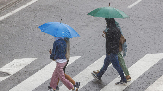 En la imagen lluvias de esta mañana en Zaragoza. EFE/Javier Belver
