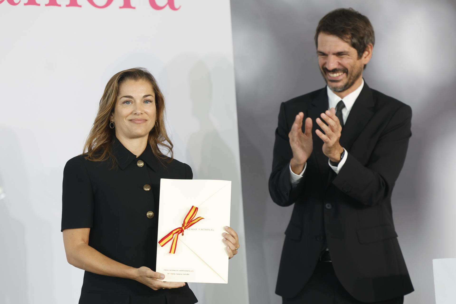 El ministro de Cultura, Ernest Urtasun hace entrega del Premio Nacional de Cinematografía a la productora María Zamora, este sábado en el marco del Festival de Cine de San Sebastián. EFE/ Javier Etxezarreta
