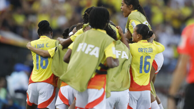 Jugadoras de Colombia celebran un gol de Mary Álvarez en un partido del grupo A de la Copa Mundial Femenina sub-20 . EFE/ Luis Eduardo Noriega Arboleda
