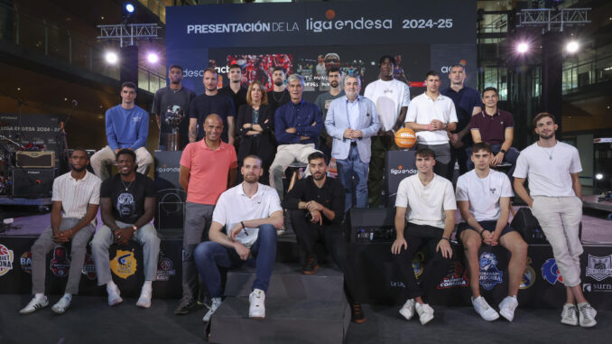 El presidente de la Liga Endesa, Antonio Martín (c-i), junto al presidente del Consejo Superior de Deportes (CSD), José Manuel Rodríguez Uribes (c-d), y representantes de los equipos, posan durante la fiesta de presentación de la Liga Endesa 2024-25, este lunes en Madrid. EFE/ Kiko Huesca
