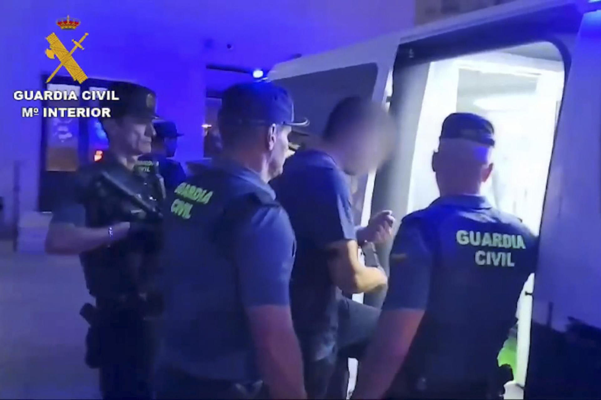 Captura de un vídeo difundido por la Guardia Civil que muestra a Karim El Baqqali, el supuesto autor del asesinato de dos guardias civiles al embestir con su embarcación la de los agentes, subiendo este viernes a un furgón en la Comandancia de la Benemérita de Cádiz, donde ha permanecido desde su detención, para dirigirse a la sede de los juzgados de Barbate. El Baqqali, acusado de ser el piloto de la narcolancha que el pasado 9 de febrero mató a dos agentes de la Guardia Civil en el puerto de Barbate, ha sido puesto este viernes a disposición judicial. EFE/GUARDIA CIVIL /  ***SOLO USO EDITORIAL/SOLO DISPONIBLE PARA ILUSTRAR LA NOTICIA QUE ACOMPAÑA (CRÉDITO OBLIGATORIO)***
