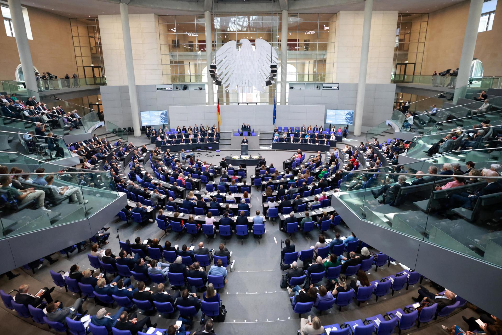 La presidenta del Parlamento alemán "Bundestag", Baerbel Bas (C), durante una ceremonia con motivo del 75º aniversario del Bundestag, la cámara baja del Parlamento alemán, en Berlín. EFE/EPA/CLEMENS BILAN
