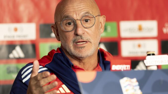 El seleccionador español, Luis de la Fuente, en la rueda de prensa previa al partido contra Suiza en la segunda jornada de la Liga de Naciones en Ginebra. EFE/EPA/SALVATORE DI NOLFI
