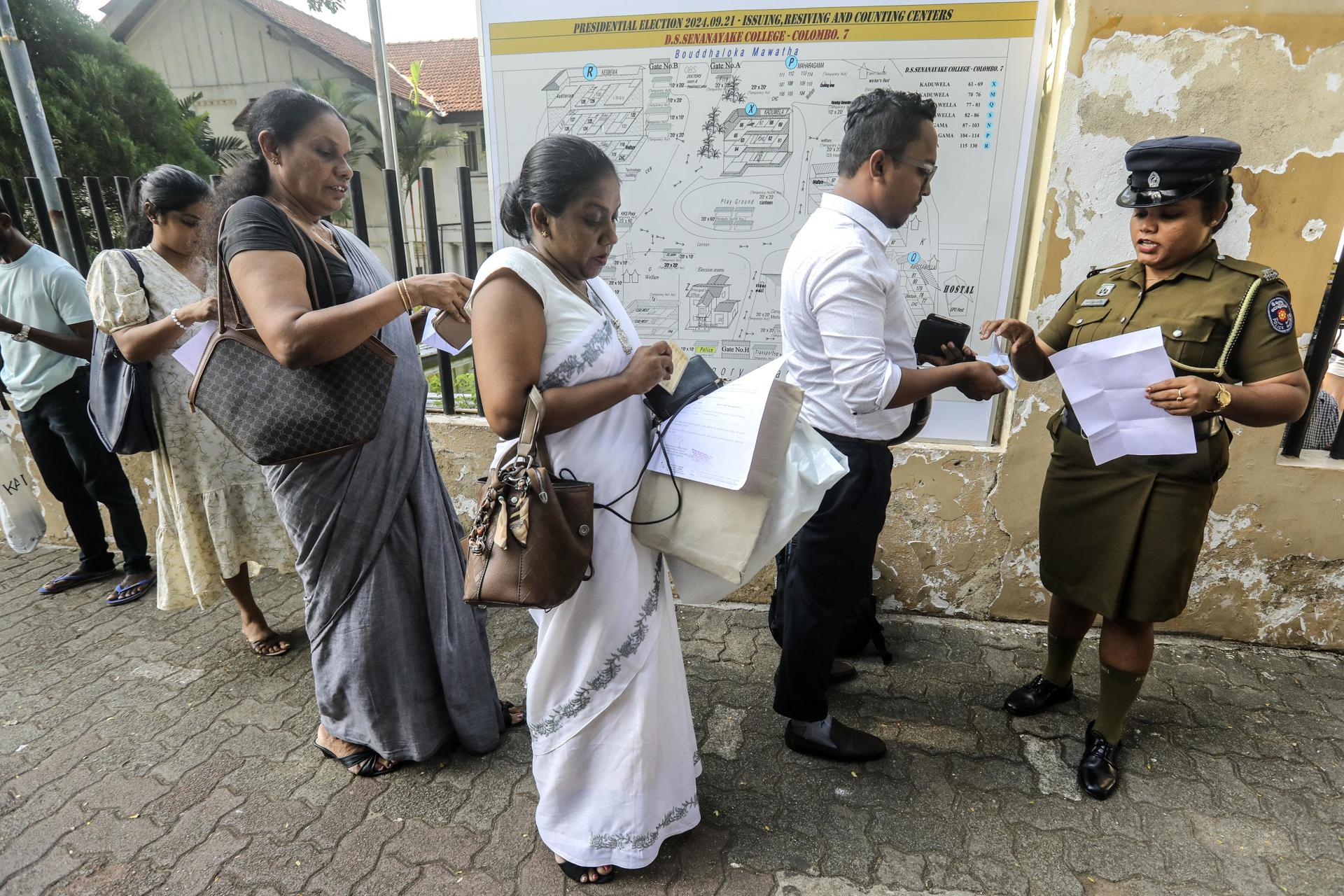 Policías comprueban los documentos de identificación de los funcionarios electorales fuera de un centro de escrutinio en vísperas de las elecciones presidenciales en Colombo, Sri Lanka, el 20 de septiembre de 2024. EFE/EPA/CHAMILA KARUNARATHNE
