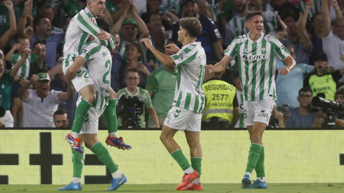 El centrocampista argentino del Betis, Giovani Lo Celso (i), celebra con sus compañers el segundo gol del equipo andaluz durante el encuentro correspondiente a la tercera jornada de LaLiga que disputaron Betis y Getafe en el estadio Benito Villamarín de Sevilla. EFE/ José Manuel Vidal
