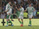 El centrocampista argentino del Betis, Giovani Lo Celso (i), celebra con sus compañers el segundo gol del equipo andaluz durante el encuentro correspondiente a la tercera jornada de LaLiga que disputaron Betis y Getafe en el estadio Benito Villamarín de Sevilla. EFE/ José Manuel Vidal