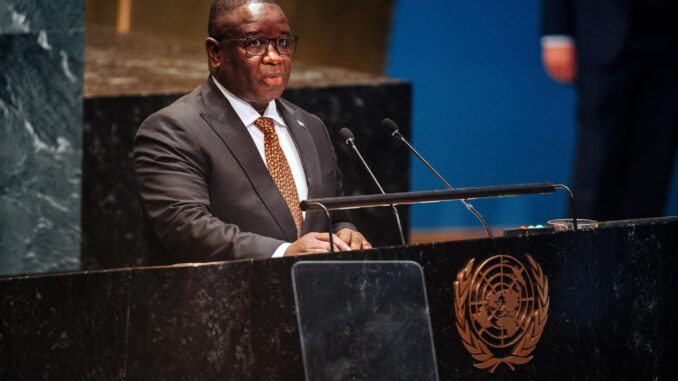 El presidente de Sierra Leona, Julius Maada, habla durante la "Cumbre del Futuro", antes del Debate General del 79º período de sesiones de la Asamblea General de las Naciones Unidas (ONU), en la Sede de las ONU en Nueva York (EE.UU.), este 22 de septiembre de 2024. La Cumbre del Futuro se celebrará del 22 al 23 de septiembre y reunirá a los dirigentes mundiales para abordar los desafíos críticos de la gobernanza mundial. EFE/EPA/Olga Fedrova
